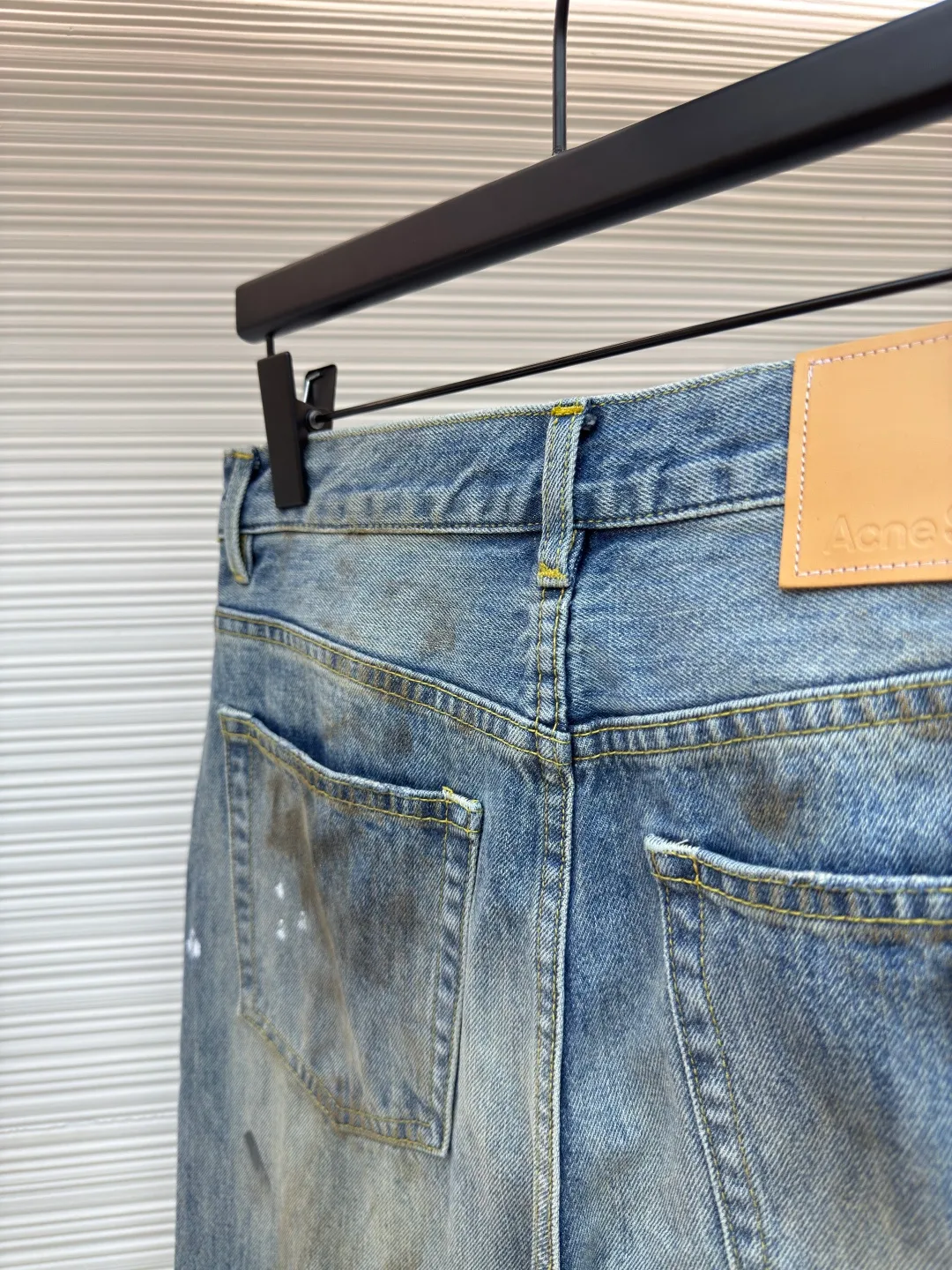 Acne Studios splash-ink straight-leg jeans ●Authentic product: purchased and developed by 3861 ●Item number: 1680381-A75 ●Material: denim fabric ●Technology: splash-ink production ●Version: Loose fit ●Weight: about 755 grams ●Size: 30-31-32-33 ●Description: Mid-waist wide-leg design, full-length trousers, presenting a relaxed and casual style. It is made of raw denim fabric blended with 60% cotton and 40% lyocell. It has been washed in light blue to show natural coloring and unique painted mark details. The five-pocket structure and button placket make the overall design both practical and fashionable. The organic cotton component in the fabric ensures comfort and environmental protection, while the use of cowhide patches adds a touch of sophistication. This pair of jeans not only pursues innovation in design, but also embodies the brand's high quality standards in terms of materials and craftsmanship. The overall wiring is straight and delicate, the fabric is comfortable and soft, and the color is consistent without color difference. It can be matched with the same style to create a fashionable look and control various occasions. Customized accessories, complete with three standards, same style for men and women!